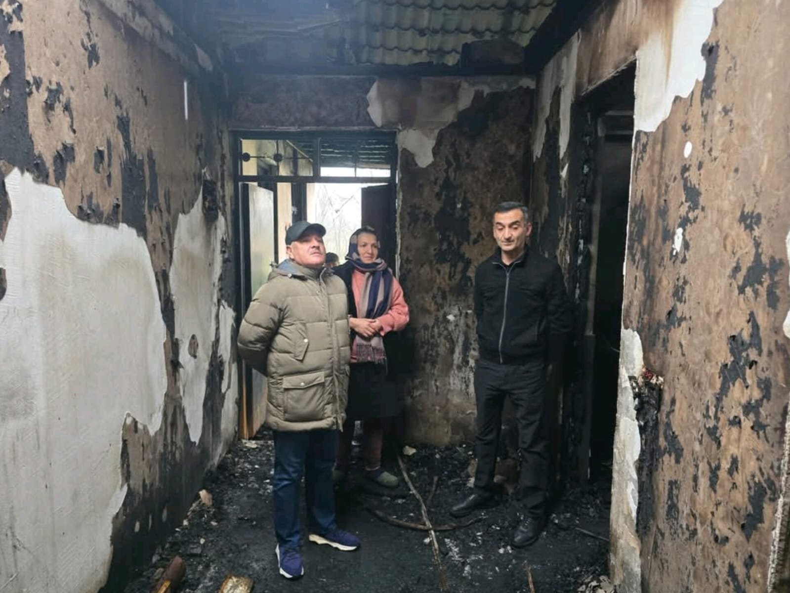 İcra başçısı Yuxarı Sarıcalı kəndində evi yanan ailəni ziyarət edib